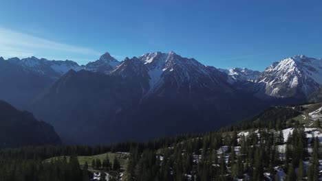 Toma-De-Drones-De-Los-Alpes-Austriacos-Con-Una-Cordillera-Cubierta-De-Nieve-En-Bürserberg,-Austria,-Europa