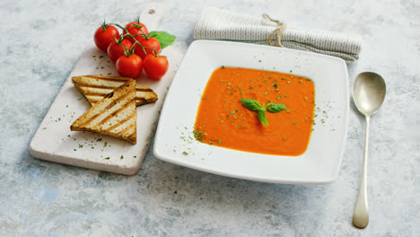 Sopa-De-Tomate-Servida-Con-Pan-Crujiente