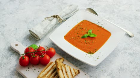 sopa de tomate servida con pan crujiente
