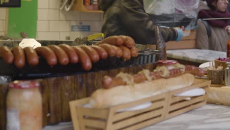 Nahaufnahme-Eines-Imbissstandes,-An-Dem-Hot-Dogs-Auf-Dem-Camden-Lock-Market-Im-Norden-Londons,-Großbritannien,-Verkauft-Werden-1