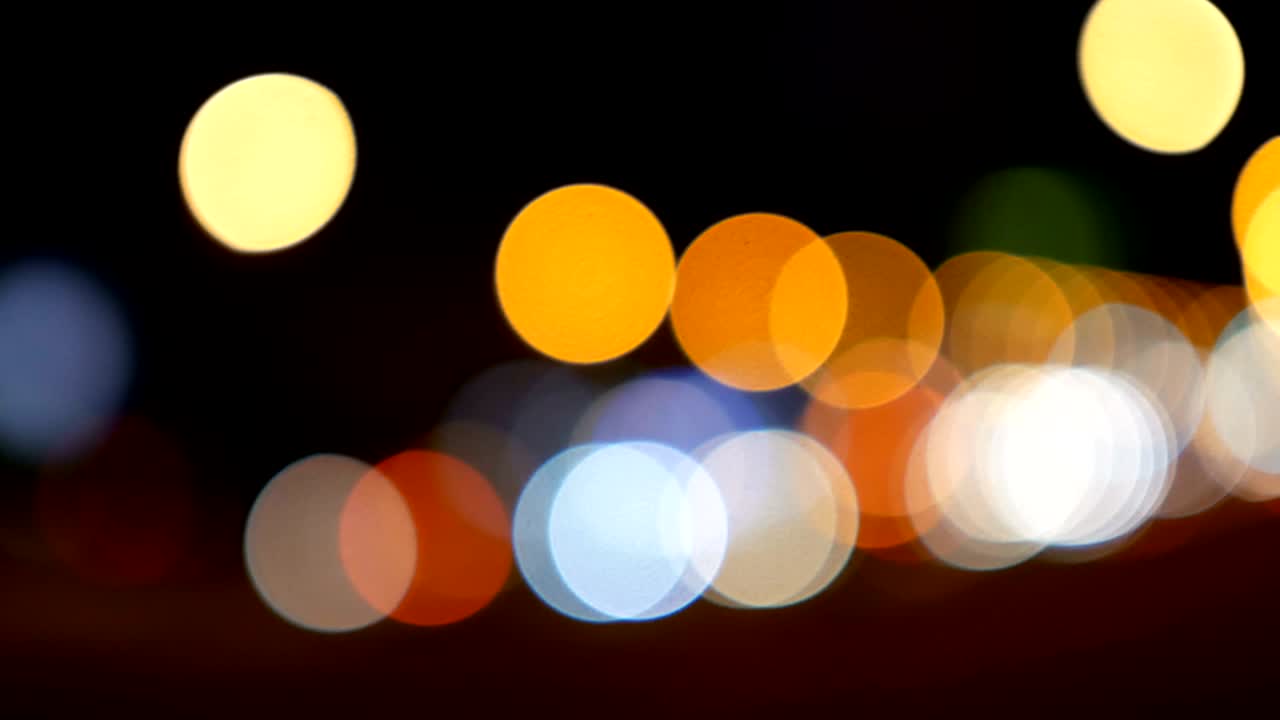 luces desenfocadas calle de los ángeles resumen. fondo borroso de la ciudad. círculos de bokeh en movimiento del tráfico nocturno.