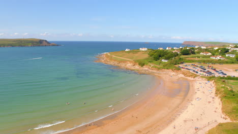 vista aérea de la bahía de daymer en cornualles