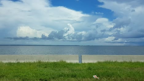 Conduciendo-Junto-Al-Océano-Con-El-Cielo-Lleno-De-Nubes,-Costa-Este-De-Florida