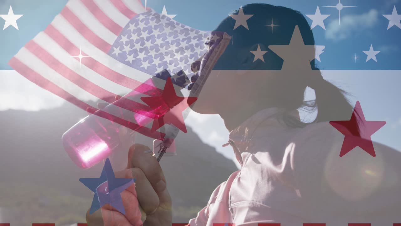 animación de la bandera estadounidense sobre una mujer biracial bebiendo agua en las montañas