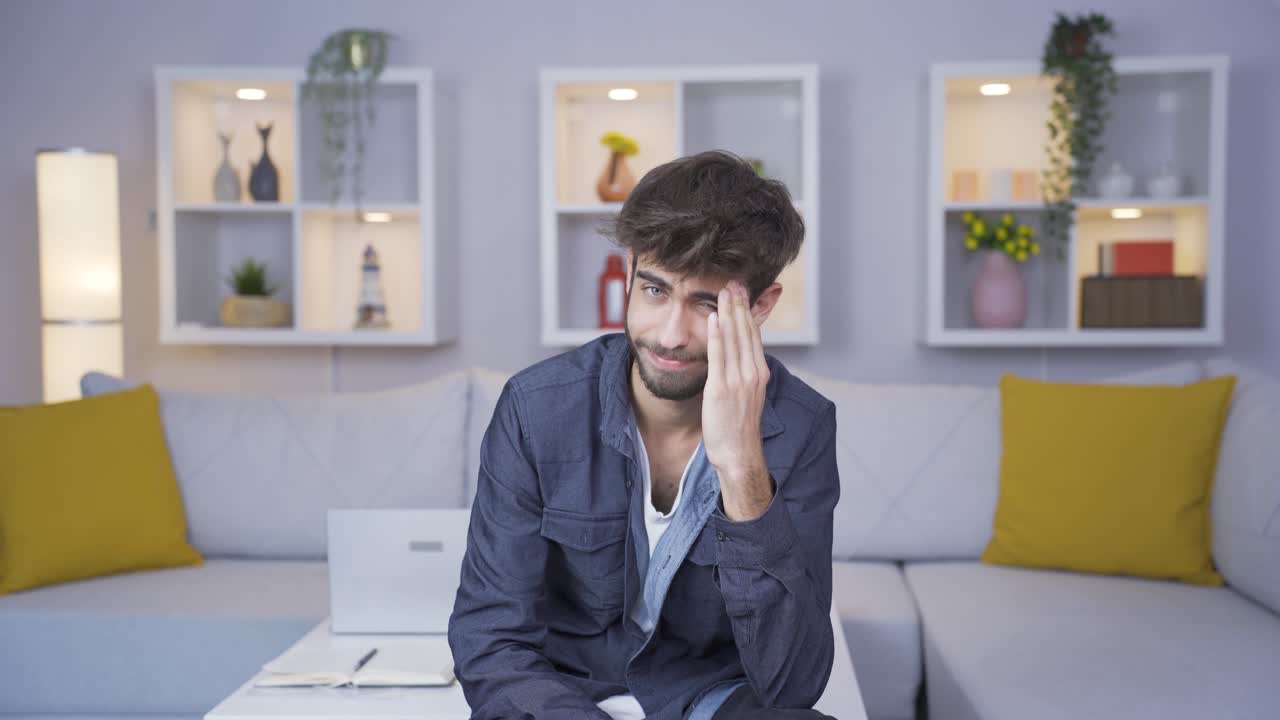 el hombre está disgustado.