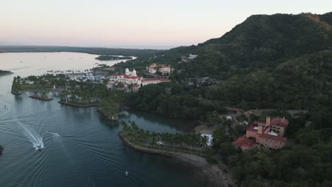 barra de navidad jalisco méxico imágenes aéreas de la pintoresca laguna del lago y las montañas con un crucero en barco explorando