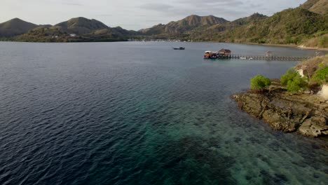 Antena-De-Komodo-De-La-Playa-Y-El-Arrecife-En-Un-Día-Caluroso-Y-Soleado-Al-Atardecer