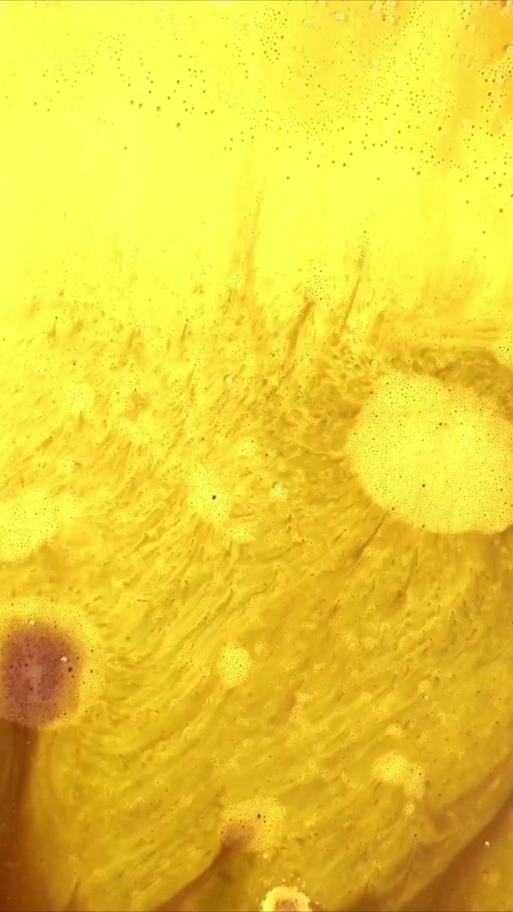 Liquido astratto giallo e arancione che vortica con bolle