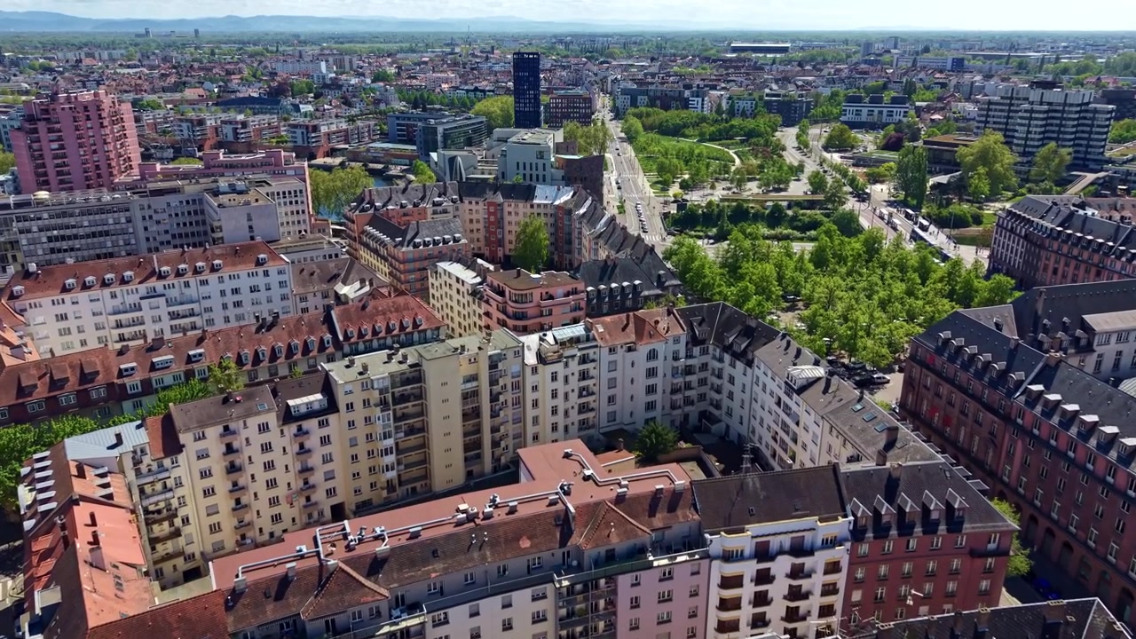 Drohnenansicht von traditionellen und modernen Wohnblöcken im Quartier de l'Etoile in Straßburg, Frankreich. Drohnenflug nach vorne, Stadtansicht.