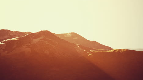 paisaje montañoso de invierno al atardecer