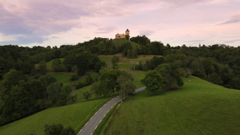Burg-Von-Mauvezin-Mit-Fernblick-Auf-Die-Berge.