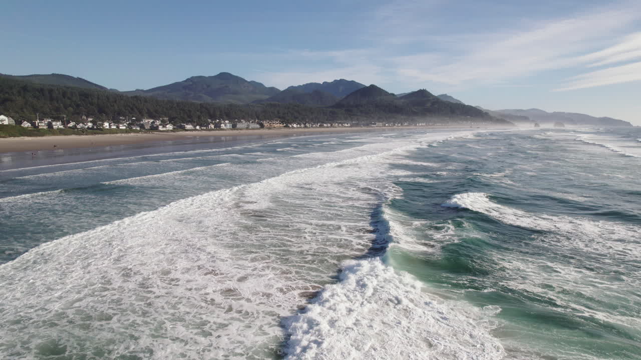 Le onde dell'oceano si avvicinano alla spiaggia sulla costa dell'Oregon.