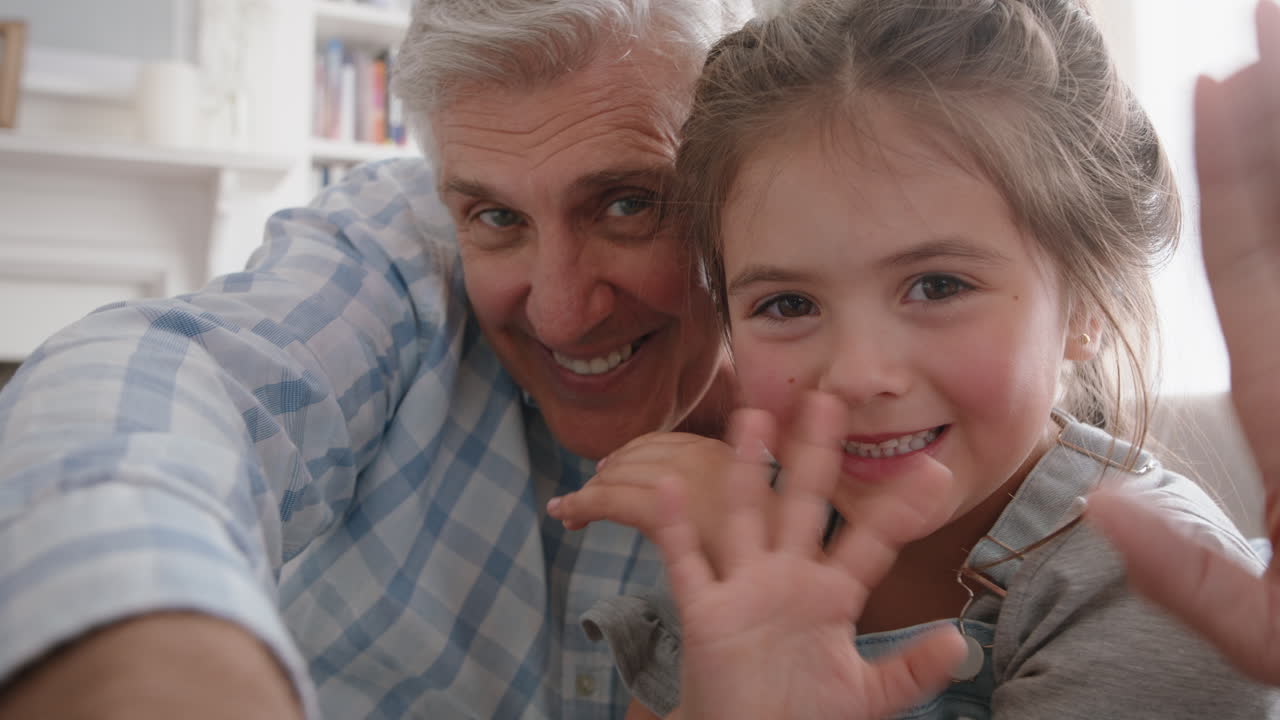 nonno e figlio in video chat bambina che condivide il fine settimana di vacanza con la famiglia nonno che si diverte a chattare sulla tecnologia mobile a casa con la nipote pov 4k