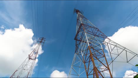 4k lapso de tiempo de alta tensión post. alta tensión torre fondo del cielo