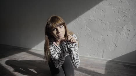 mujer en una actuación de danza moderna