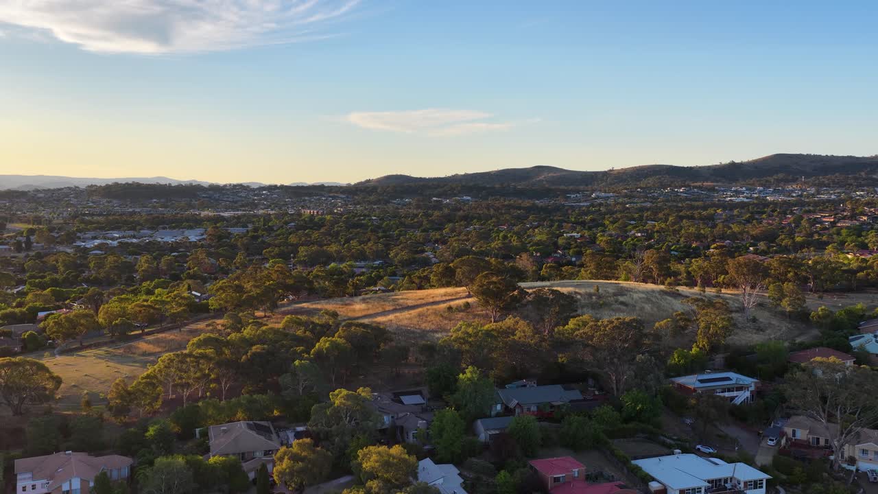 Drone sorvola un quartiere residenziale di Canberra, in Australia, durante l'ora d'oro al tramonto