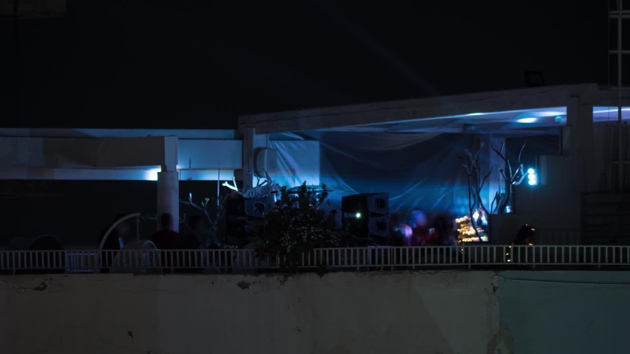 time-lapse de personas bailando en la fiesta con música de colores