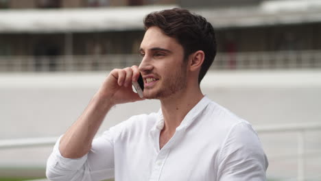 hombre de negocios exitoso hablando por teléfono móvil. hombre de negocios hablando por teléfono móvil