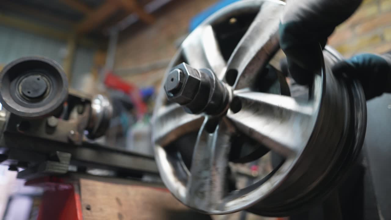 reparación o mantenimiento de ruedas de automóviles en un taller