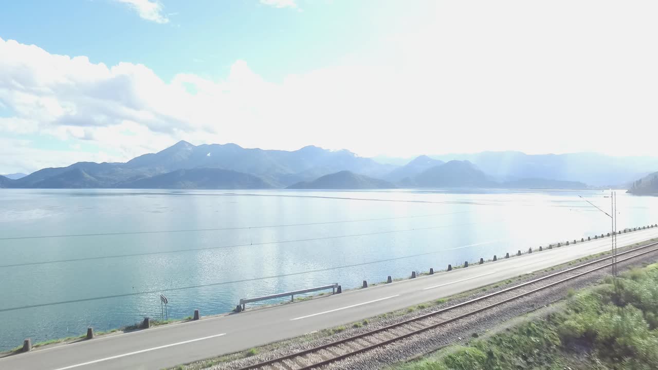 평온한 산 호수 풍경