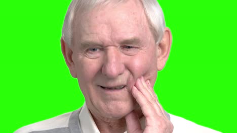 el abuelo tiene dolor de dientes.