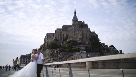 wedding couple in front of mont saint michel