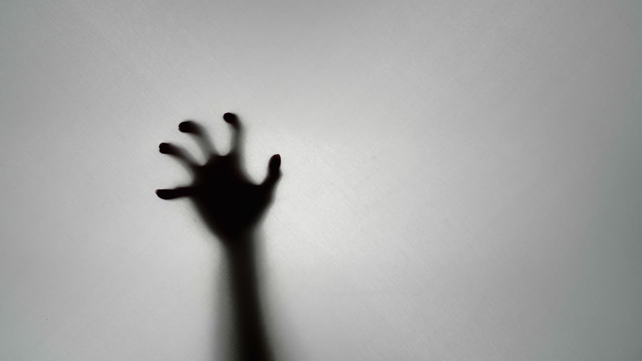 Mano in ombra sul vetro