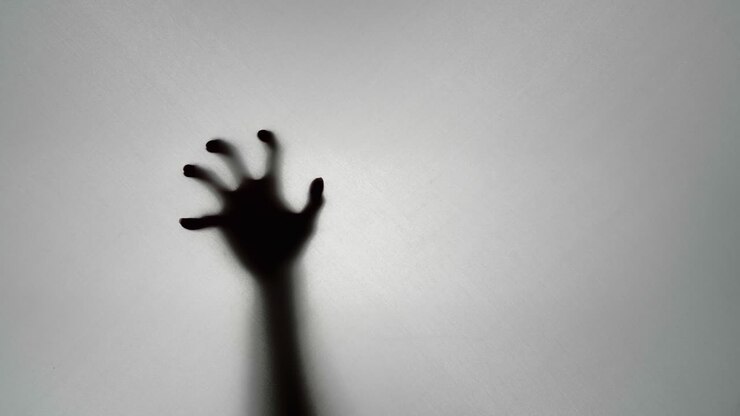 Mano in ombra sul vetro