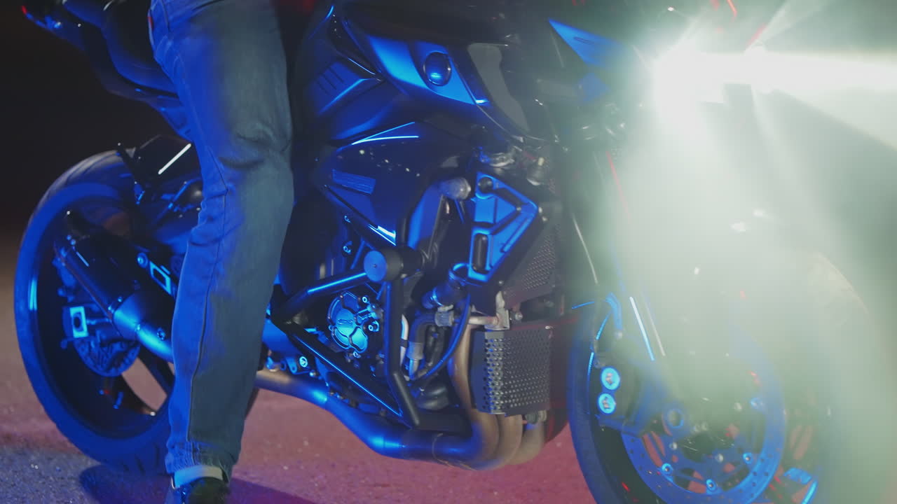 motociclista por la noche