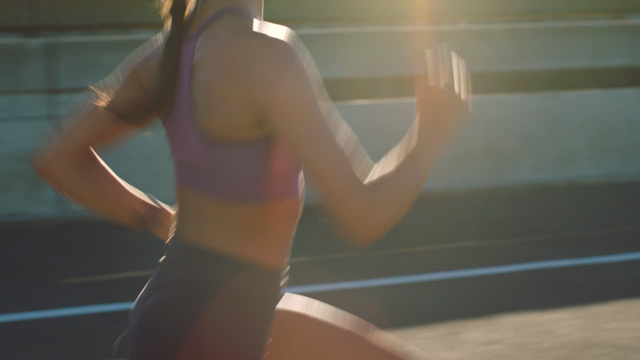 mujer corriendo al aire libre