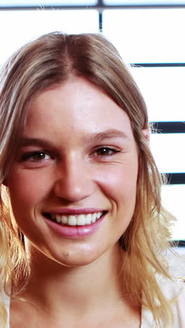 hermosa mujer sonriendo a la cámara