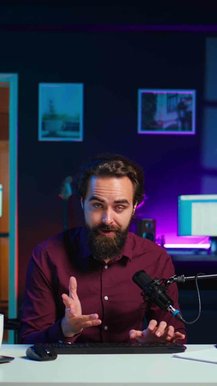 Video verticale: uomo che filma un video per un canale online, presentando mouse e tastiera