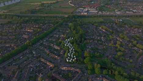 captura reveladora del bolwoningen 's-hertogenbosch con luz suave, desde el aire