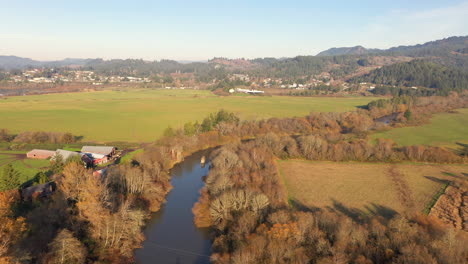 Paisaje-Otoñal-Escénico-Del-Río-Coquille-Y-Tierras-De-Cultivo-En-Myrtle-Point,-Condado-De-Coos,-Oregon-Durante-El-Día---Toma-Aérea-De-Drones