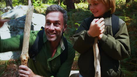 padre e hijo mirando la naturaleza en el parque