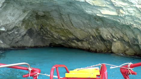 navegar a lo largo de las cuevas azules o zakynthos