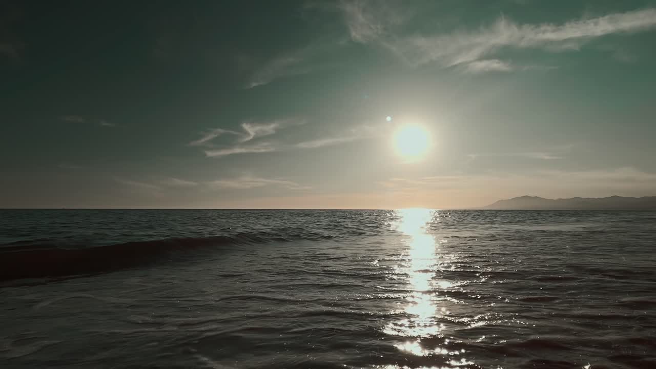 일몰 동안 파도의 보기