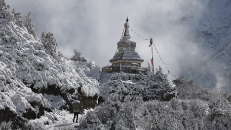 Menschen-Transportieren-Waren-Entlang-Eines-Verschneiten-Pfades-In-Die-Berge-In-Nepal