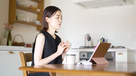 a woman using a tablet pc