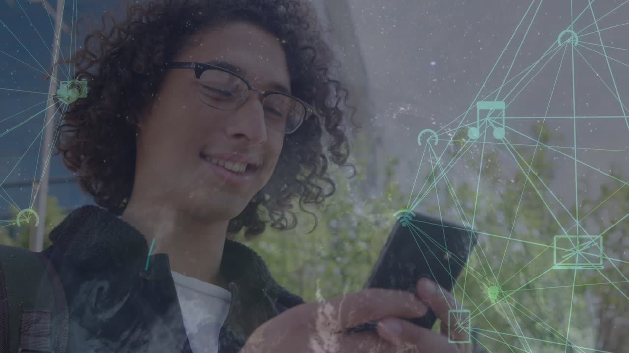 animación de iconos de los medios sobre un empresario biracial que usa un teléfono inteligente