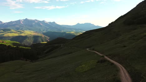 Montañas-Del-Suroeste-De-Colorado-Con-Una-Ruta-De-Senderos-De-Verano-Muy-Pintoresca-Con-Las-Hermosas-Cadenas-Montañosas-Escénicas-En-El-Fondo