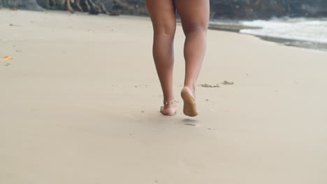 Piernas-Sexy-Caminando-En-La-Playa-Con-Un-Brazalete-En-El-Tobillo