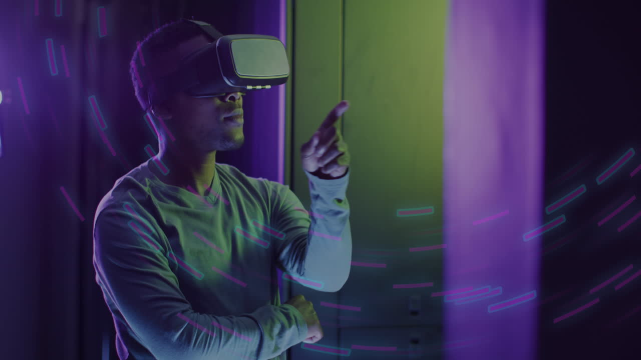 animazione dell'elaborazione dei dati su african american man in vr headset da parte di server informatici.
