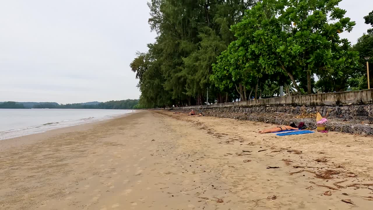 Spiaggia sabbiosa tranquilla con vegetazione lussureggiante a Krabi, Thailandia