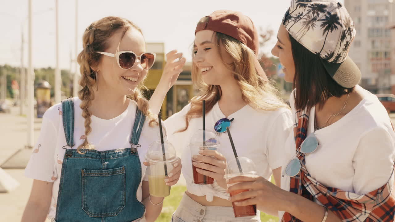 여름 날 을 즐기는 세 명 의 친구 들