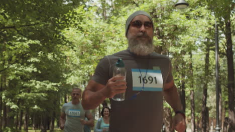 hombre mayor corriendo en el parque