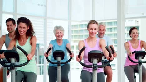 Fitnessgruppe-Macht-Einen-Spinning-Kurs