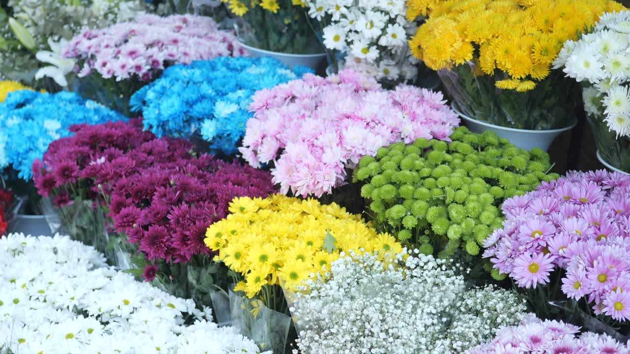 красочные цветы хризантемы в цветочном магазине