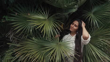 mujer relajándose bajo las palmeras