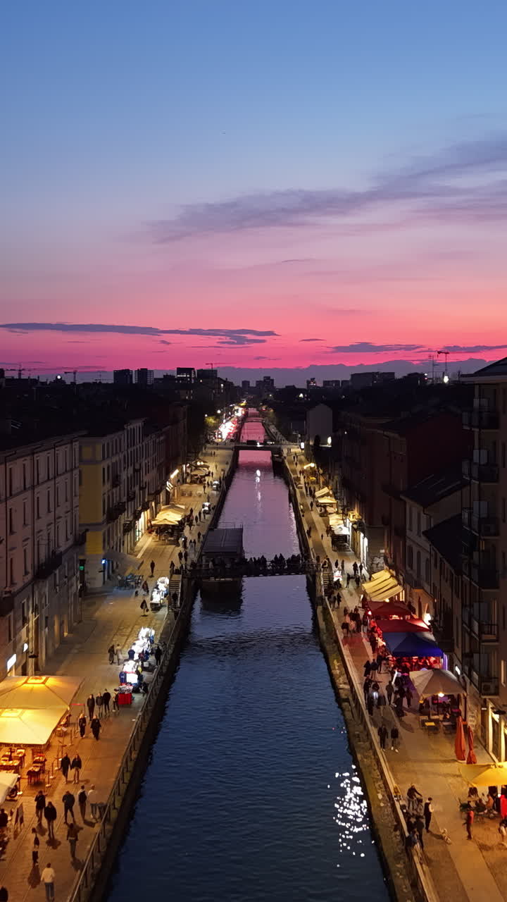 Vista aérea do canal Naviglio Grande ao pôr do sol. Vertical